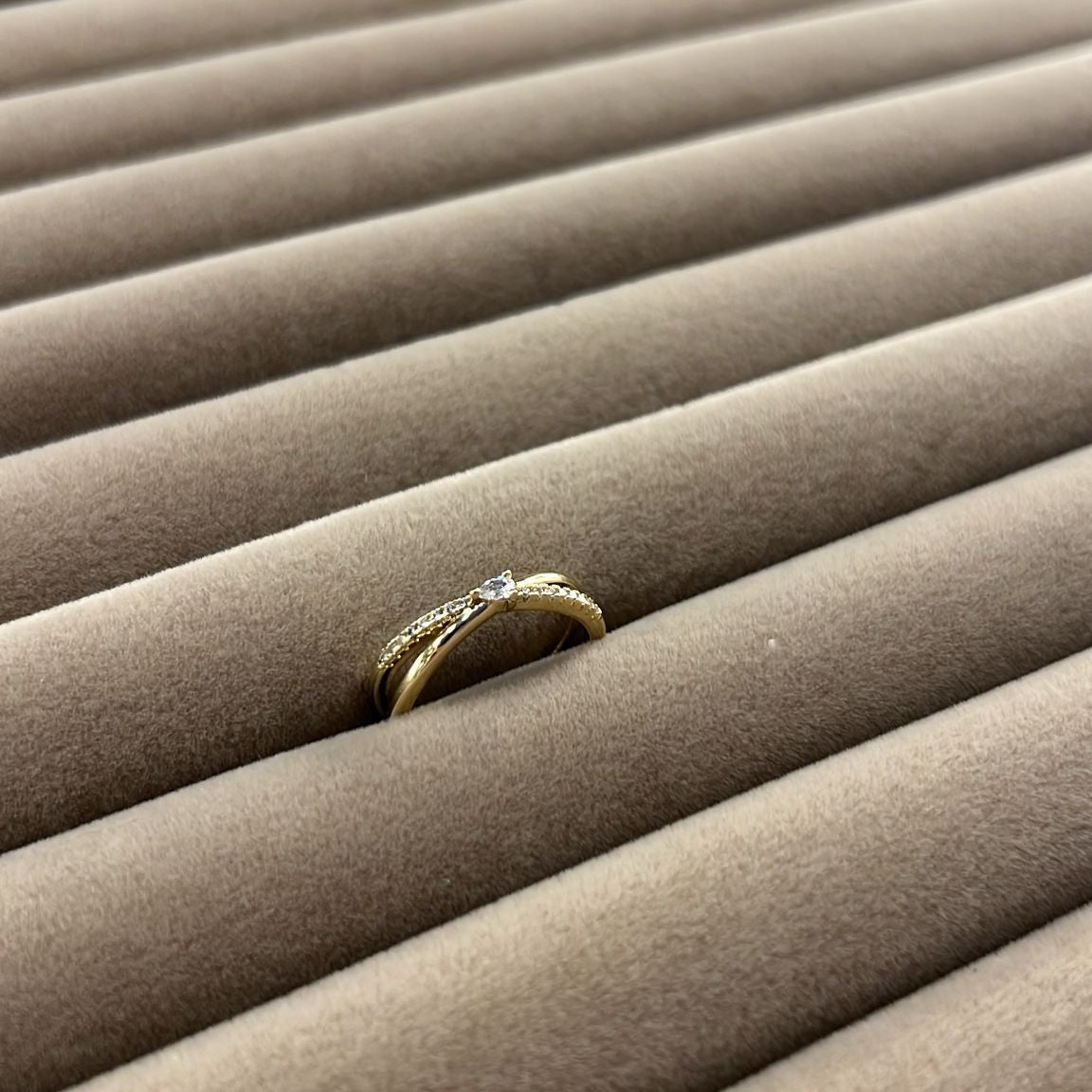 Minimal Çapraz Taş Detaylı 14K Gold Kaplama Xuping Yüzük