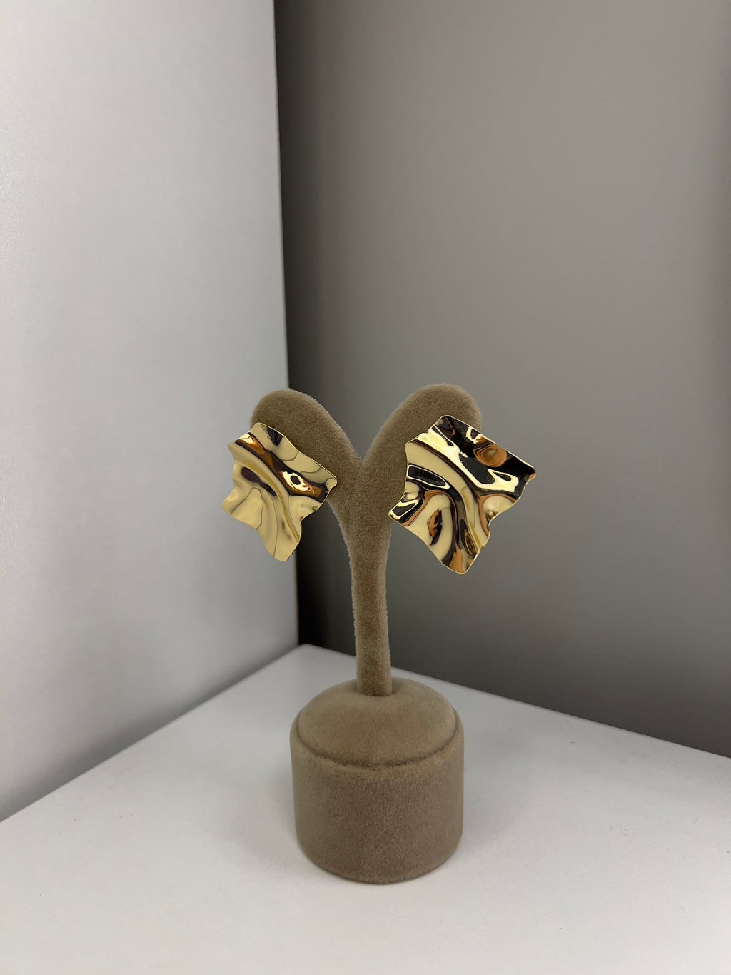 Dalgalı Form Gold Küpe