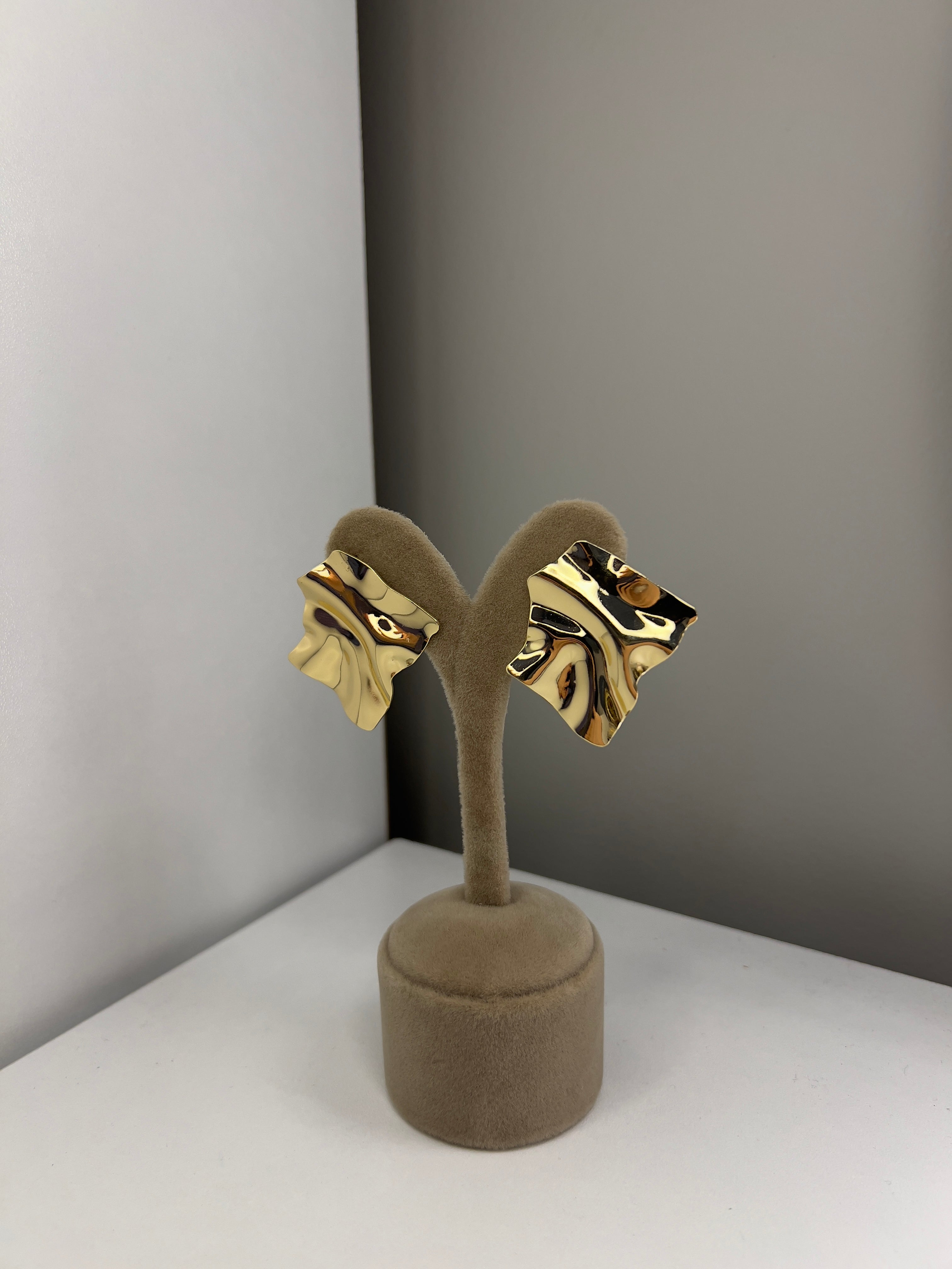 Dalgalı Form Gold Küpe