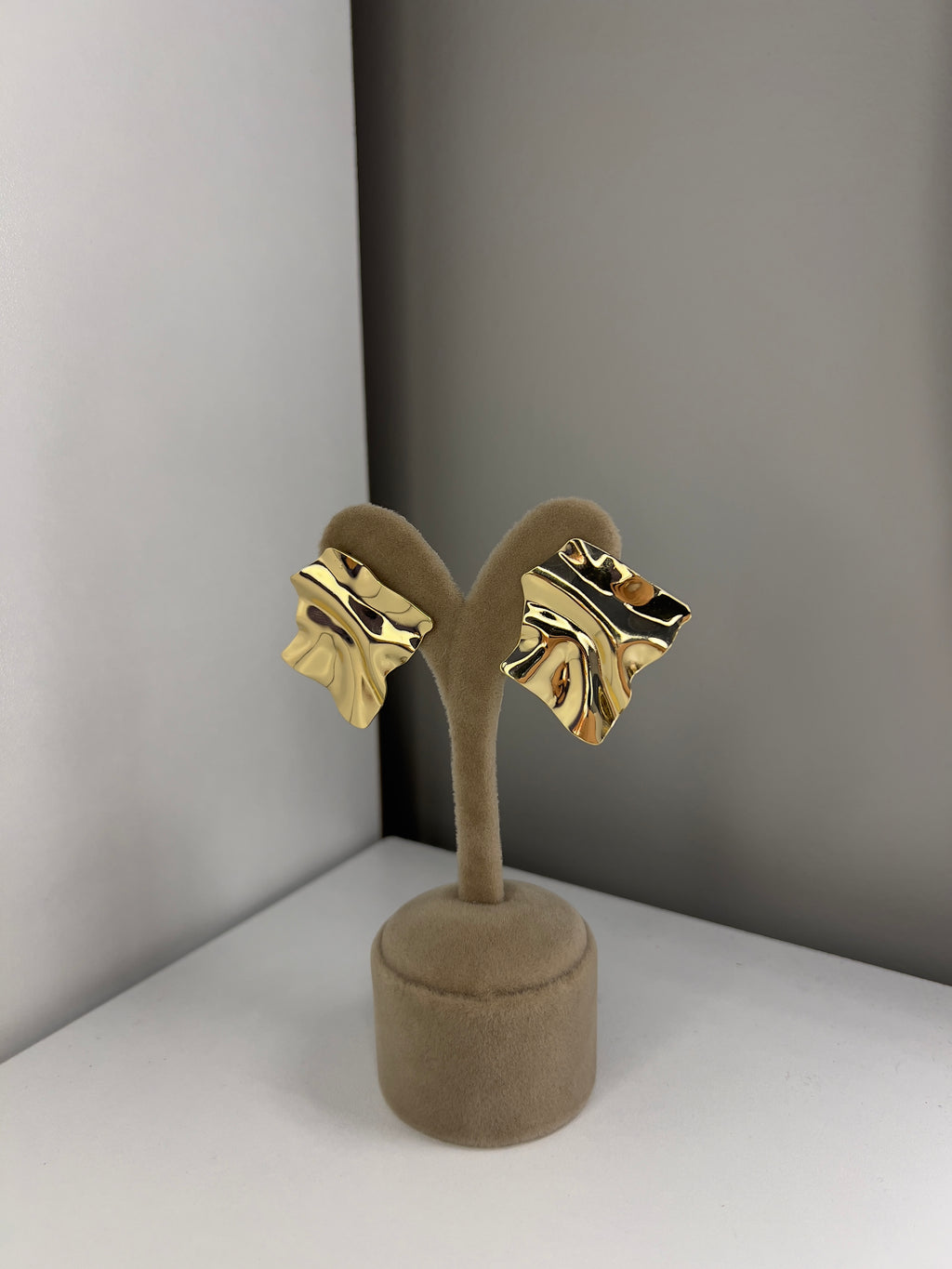 Dalgalı Form Gold Küpe
