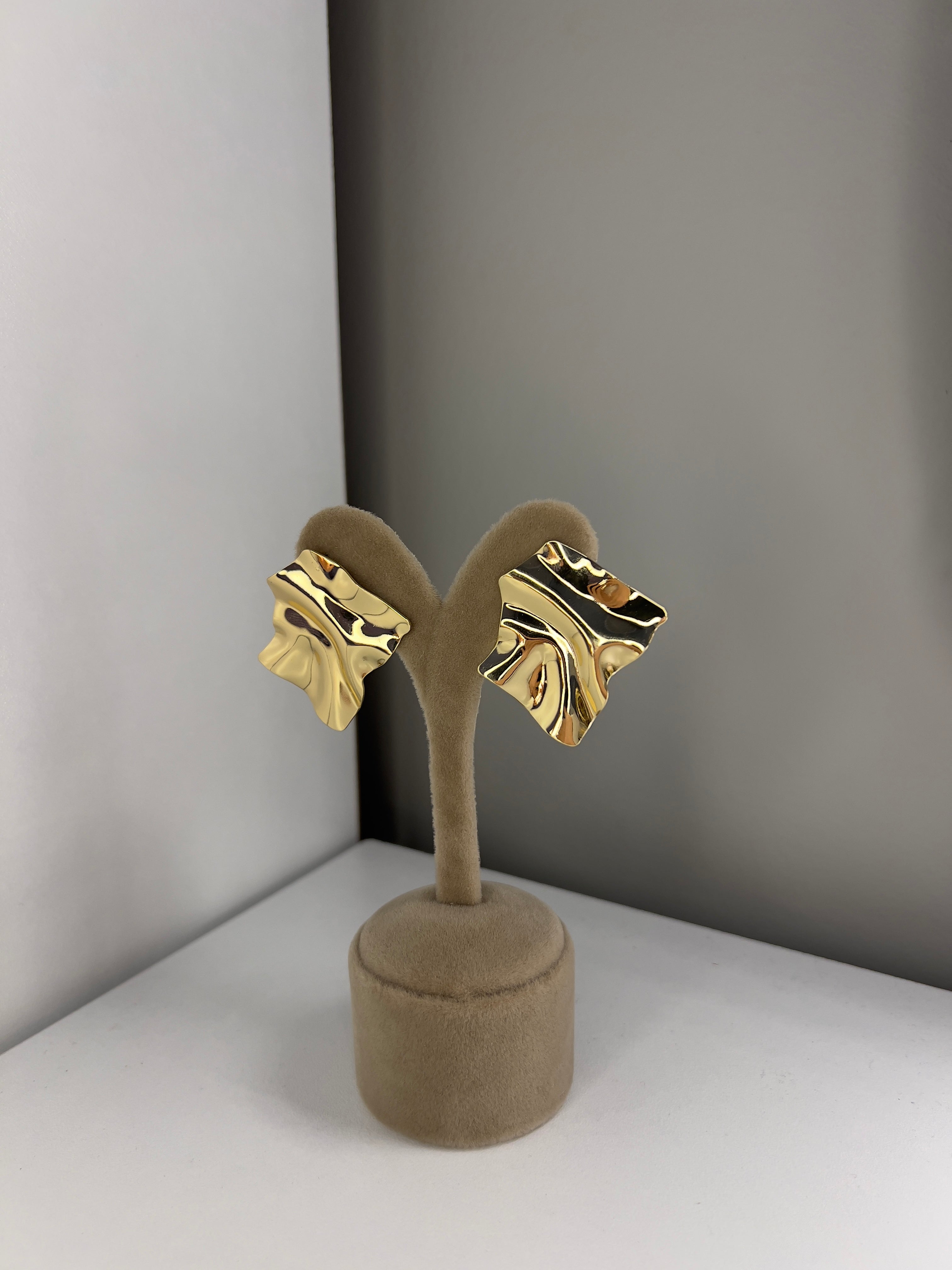 Dalgalı Form Gold Küpe
